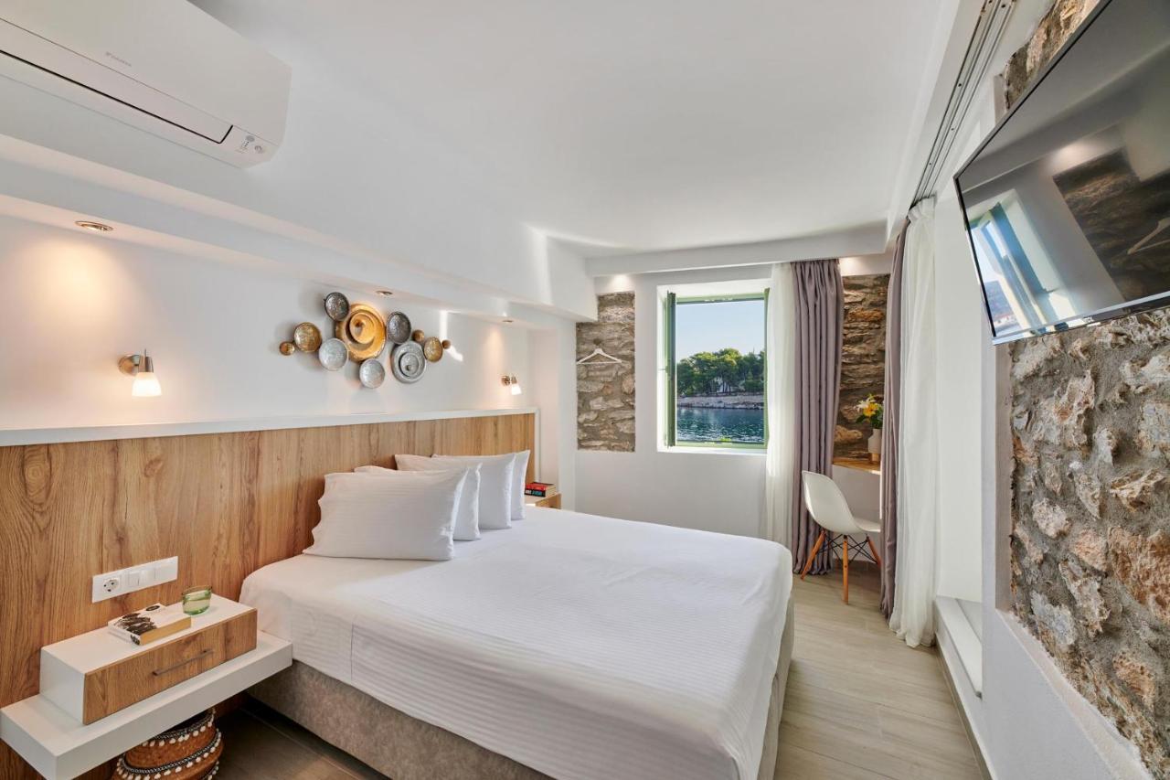 The Water Aparthotel Skiathos Town Bagian luar foto